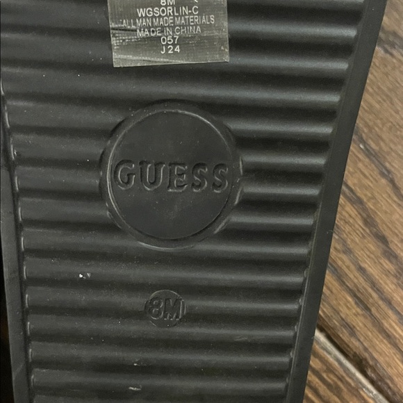 GUESS Black and Gold Gizeh Style Flip-Flops Size 8 - Picture 5 of 6